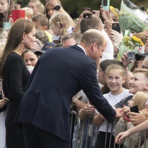 Le prince William, Kate Middleton à la rencontre de la foule devant le château de Windsor, suite au décès de la reine Elizabeth II d'Angleterre. Le 10 septembre 2022.