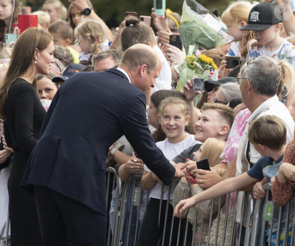 Le prince William, Kate Middleton à la rencontre de la foule devant le château de Windsor, suite au décès de la reine Elizabeth II d'Angleterre. Le 10 septembre 2022.