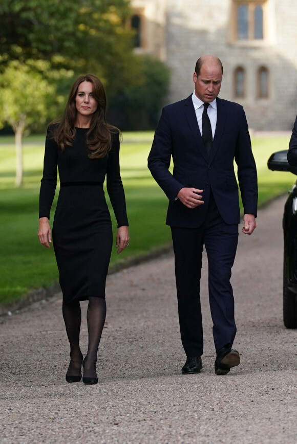 Kate Middleton et le prince William à la rencontre de la foule devant le château de Windsor, suite au décès de la reine Elizabeth II d'Angleterre. Le 10 septembre 2022.