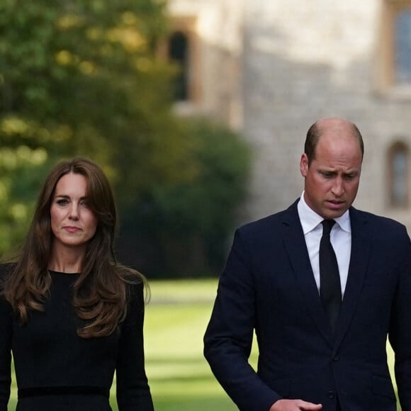 Kate Middleton et le prince William à la rencontre de la foule devant le château de Windsor, suite au décès de la reine Elizabeth II d'Angleterre. Le 10 septembre 2022.