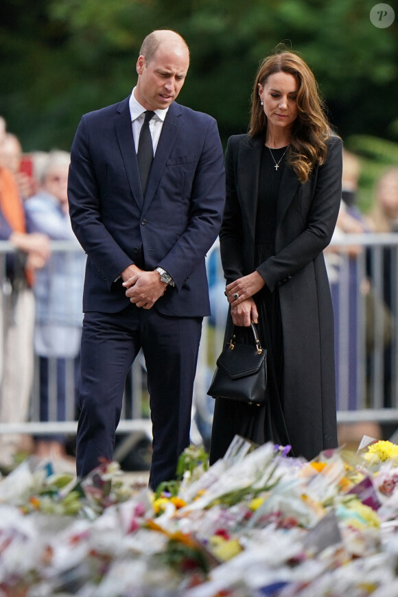 Le prince William et Kate Middleton regardent les hommages floraux laissés par les membres du public aux portes de Sandringham House à Norfolk, Royaume Uni.
