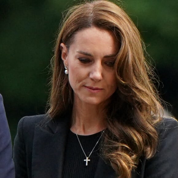 Le prince William et Kate Middleton regardent les hommages floraux laissés par les membres du public aux portes de Sandringham House à Norfolk, Royaume Uni.