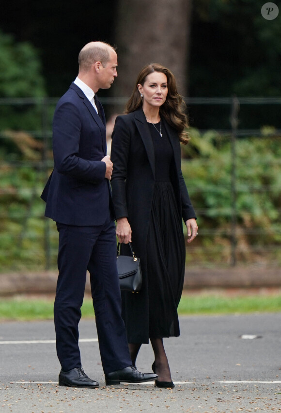 Le prince William et Kate Middleton regardent les hommages floraux laissés par les membres du public aux portes de Sandringham House à Norfolk, Royaume Uni, le 15 septembre 2022.