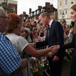 Kate Middleton et le prince William à la rencontre de la foule devant le château de Windsor, suite au décès de la reine Elizabeth II d'Angleterre. Le 10 septembre 2022.