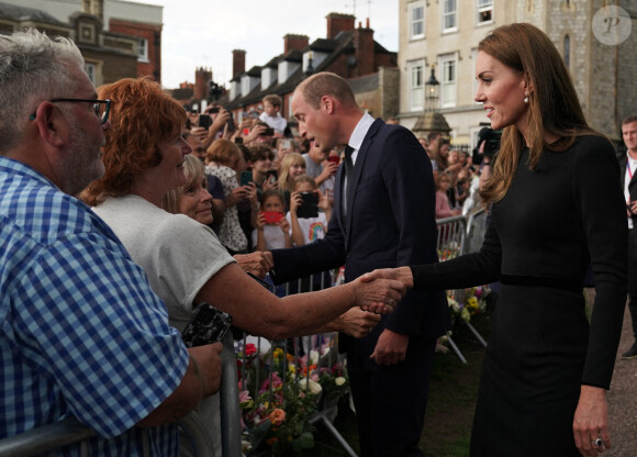 Kate Middleton et le prince William à la rencontre de la foule devant le château de Windsor, suite au décès de la reine Elizabeth II d'Angleterre. Le 10 septembre 2022.