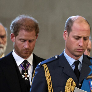 Le prince Harry, duc de Sussex, Meghan Markle, duchesse de Sussex, Le prince William, prince de Galles, Le prince Edward, duc d'Edimbourg - Intérieur - Procession cérémonielle du cercueil de la reine Elisabeth II du palais de Buckingham à Westminster Hall à Londres