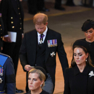 Sophie Rhys-Jones, duchesse d'Edimbourg, Le prince William, prince de Galles, et Catherine (Kate) Middleton, princesse de Galles, Le prince Harry, duc de Sussex et Meghan Markle, duchesse de Sussex - Intérieur - Procession cérémonielle du cercueil de la reine Elisabeth II du palais de Buckingham à Westminster Hall à Londres, où les Britanniques et les touristes du monde entier pourront lui rendre hommage jusqu'à ses obsèques prévues le 19 septembre 2022. Le 14 septembre 2022. 