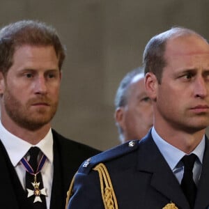 Le prince Harry, duc de Sussex, le prince de Galles William - Intérieur - Procession cérémonielle du cercueil de la reine Elisabeth II du palais de Buckingham à Westminster Hall à Londres.