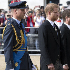 Le prince de Galles William, le prince Harry, duc de Sussex - Procession cérémonielle du cercueil de la reine Elisabeth II du palais de Buckingham à Westminster Hall à Londres. Le 14 septembre 2022 