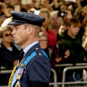 Le prince William, prince de Galles, le prince Harry, duc de Sussex - Procession cérémonielle du cercueil de la reine Elisabeth II du palais de Buckingham à Westminster Hall à Londres, Royaume Uni, le 14 septembre 2022. 