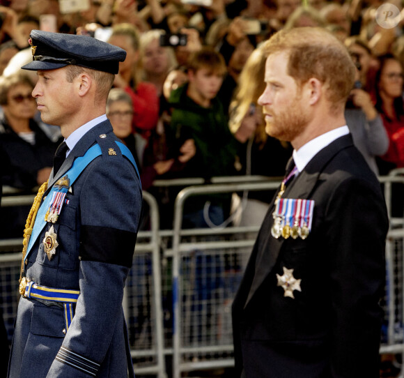 Le prince William, prince de Galles, le prince Harry, duc de Sussex - Procession cérémonielle du cercueil de la reine Elisabeth II du palais de Buckingham à Westminster Hall à Londres, Royaume Uni, le 14 septembre 2022. 