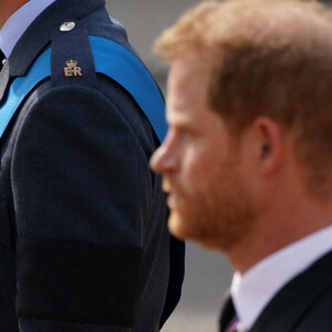 Le prince William, prince de Galles, le prince Harry, duc de Sussex - Procession cérémonielle du cercueil de la reine Elisabeth II du palais de Buckingham à Westminster Hall à Londres, Royaume Uni, le 14 septembre 2022. 