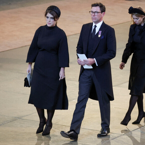 La princesse Béatrice d'York et son mari Edoardo Mapelli Mozzi, La princesse Eugenie d'York et son mari Jack Brooksbank - Intérieur - Procession cérémonielle du cercueil de la reine Elisabeth II du palais de Buckingham à Westminster Hall à Londres, où les Britanniques et les touristes du monde entier pourront lui rendre hommage jusqu'à ses obsèques prévues le 19 septembre 2022. Le 14 septembre 2022.  Princess Beatrice, Edoardo Mapelli Mozzi , with Princess Eugenie and Jack Brooksbank by the coffin of Queen Elizabeth II in Westminster Hall, London, where it will lie in state ahead of her funeral on Monday. Picture date: Wednesday September 14, 2022.