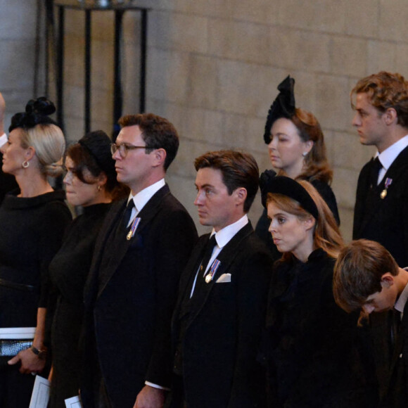 Mike et Zara Tindall, la princesse Eugenie d'York, la princesse Beatrice d'York, James Mountbatten-Windsor, Louise Mountbatten-Windsor - Procession cérémonielle du cercueil de la reine Elisabeth II du palais de Buckingham à Westminster Hall à Londres le 14 septembre 2022. © Photoshot / Panoramic / Bestimage 