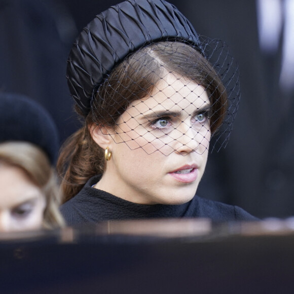 La princesse Beatrice d'York - Procession cérémonielle du cercueil de la reine Elisabeth II du palais de Buckingham à Westminster Hall à Londres. Le 14 septembre 2022 