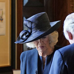 Camilla Parker Bowles, reine consort d'Angleterre, examine le stylo défectueux avec lequel le roi Charles III a signé le livre d'or au Hillsborough Castle le 13 septembre 2022.