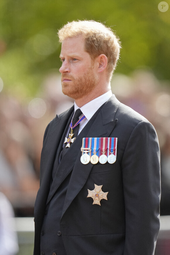 Le prince Harry, duc de Sussex - Procession cérémonielle du cercueil de la reine Elisabeth II du palais de Buckingham à Westminster Hall à Londres, Royaume Uni. 