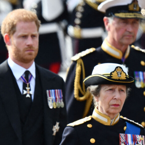 Le prince William, prince de Galles, Le prince Harry, duc de Sussex, Le roi Charles III d'Angleterre, La princesse Anne - Procession cérémonielle du cercueil de la reine Elisabeth II du palais de Buckingham à Westminster Hall à Londres, où les Britanniques et les touristes du monde entier pourront lui rendre hommage jusqu'à ses obsèques prévues le 19 septembre 2022. Le 14 septembre 2022. 