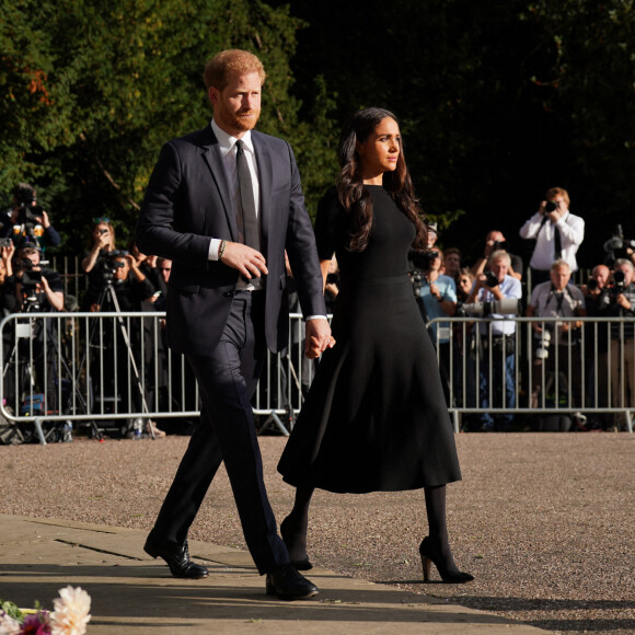 Le prince Harry, duc de Sussex et Meghan Markle, duchesse de Sussex à la rencontre de la foule devant le château de Windsor, suite au décès de la reine Elisabeth II d'Angleterre. Le 10 septembre 2022 