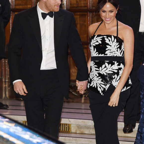 Le prince Harry, duc de Sussex, et Meghan Markle (enceinte), duchesse de Sussex quittent la soirée Royal Variety Performance à Londres le 19 novembre 2018. 