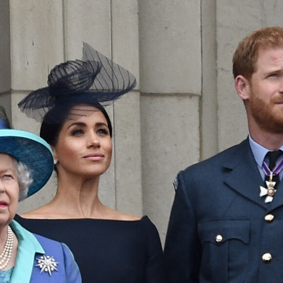 La reine Elisabeth II d'Angleterre, Meghan Markle, duchesse de Sussex (habillée en Dior Haute Couture par Maria Grazia Chiuri), le prince Harry, duc de Sussex - La famille royale d'Angleterre lors de la parade aérienne de la RAF pour le centième anniversaire au palais de Buckingham à Londres. Le 10 juillet 2018 