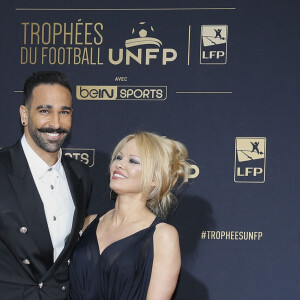 Adil Rami et sa compagne Pamela Anderson au photocall de la 28ème cérémonie des trophées UNFP (Union nationale des footballeurs professionnels) au Pavillon d'Armenonville à Paris, France, le 19 mai 2019. 