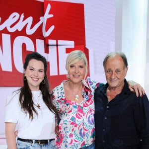 Chantal Ladesou entourée par sa fille Clémence Ansault et son mari Michel Ansault - Enregistrement de l'émission "Vivement Dimanche" au Studio Gabriel à Paris, présentée par M.Drucker et diffusée le 18 septembre sur France 3. © Guillaume Gaffiot / Bestimage 