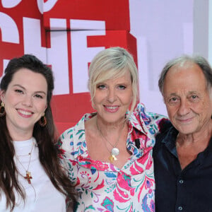 Chantal Ladesou entourée par sa fille Clémence Ansault et son mari Michel Ansault - Enregistrement de l'émission "Vivement Dimanche" au Studio Gabriel à Paris, présentée par M.Drucker et diffusée le 18 septembre sur France 3. © Guillaume Gaffiot / Bestimage 