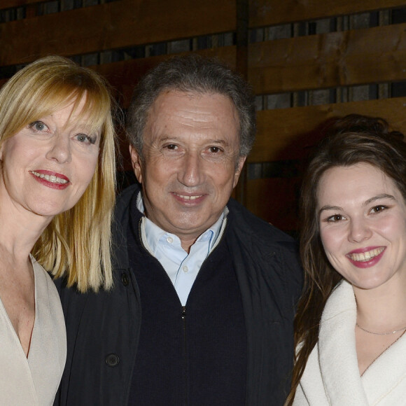 Chantal Ladesou reçoit Michel Drucker et Clémence Ansault dans sa loge lors de la pièce de théâtre "Nelson" au théâtre de la Porte-Saint-Martin à Paris, le 28 octobre 2014. 