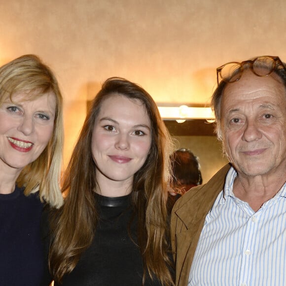 Chantal Ladesou en famille dans sa loge lors de la pièce de théâtre "Nelson" au théâtre de la Porte-Saint-Martin à Paris le 24 septembre 2014.