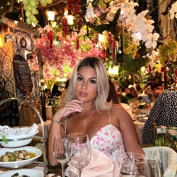 Carla Moreau au restaurant