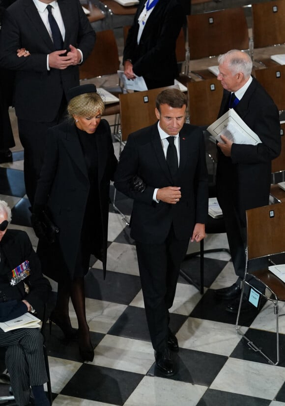 Le président français Emmanuel Macron et sa femme Brigitte - Service funéraire à l'Abbaye de Westminster pour les funérailles d'Etat de la reine Elizabeth II d'Angleterre. Le 19 septembre 2022 © Gareth Fuller / PA via Bestimage 2.