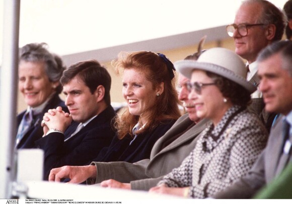 Sarah Ferguson avec le prince Andrew et Elisabeth II en 1986