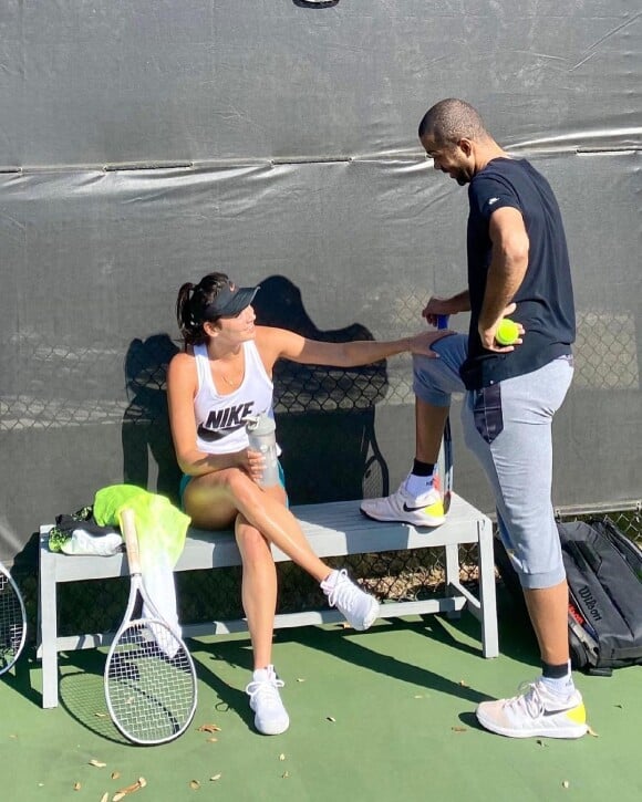 Tony Parker officialise son histoire d'amour avec la joueuse de tennis Alizé Lim sur Instagram le 21 mars 2021.