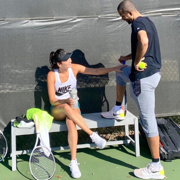 Tony Parker officialise son histoire d'amour avec la joueuse de tennis Alizé Lim sur Instagram le 21 mars 2021.