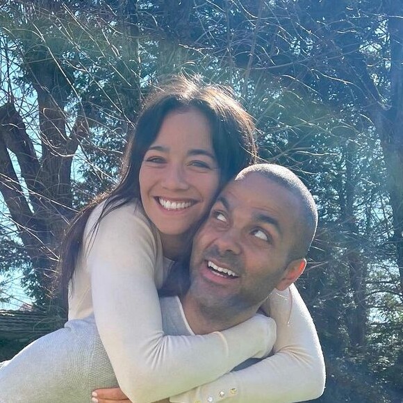 Tony Parker officialise son histoire d'amour avec la joueuse de tennis Alizé Lim sur Instagram.