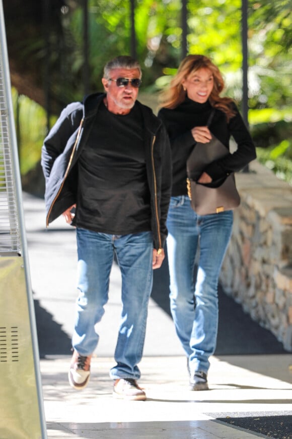 Sylvester Stallone et sa femme Jennifer Flavin vont déjeuner dans un restaurant à Bel Air le 22 février 2022. 