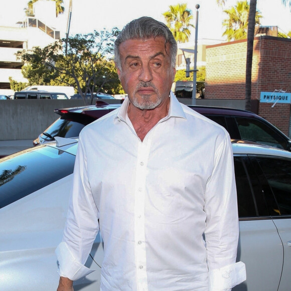 Sylvester Stallone arrive en famille à la fête organisée pour son 75 ème anniversaire au restaurant "'Via Alloro" à Beverly Hills, le 2 juillet 2022.