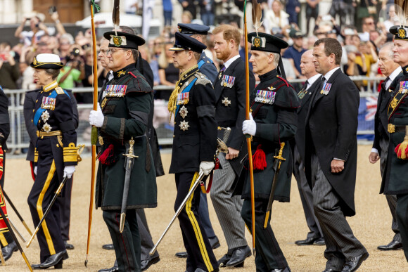 La princesse Anne, Le prince Edward, duc d'Edimbourg, Le prince Harry, duc de Sussex, Peter Phillips - - Procession du cercueil de la reine Elizabeth II d'Angleterre de l'Abbaye de Westminster à Wellington Arch à Hyde Park Corner, près du palais de Buckingham, au son de Big Ben et de coups de canon. Dans le cadre des funérailles d'Etat, le cercueil sera ensuite transféré dans le corbillard royal pour prendre la direction du château de Windsor. Londres, le 19 septembre 2022. 