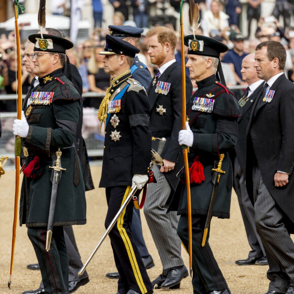 La princesse Anne, Le prince Edward, duc d'Edimbourg, Le prince Harry, duc de Sussex, Peter Phillips - - Procession du cercueil de la reine Elizabeth II d'Angleterre de l'Abbaye de Westminster à Wellington Arch à Hyde Park Corner, près du palais de Buckingham, au son de Big Ben et de coups de canon. Dans le cadre des funérailles d'Etat, le cercueil sera ensuite transféré dans le corbillard royal pour prendre la direction du château de Windsor. Londres, le 19 septembre 2022. 