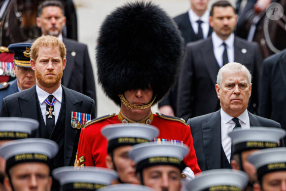 Le prince Harry, duc de Sussex, le prince Andrew, duc d'York - Arrivées au service funéraire à l'Abbaye de Westminster pour les funérailles d'Etat de la reine Elizabeth II d'Angleterre. Le 19 septembre 2022 