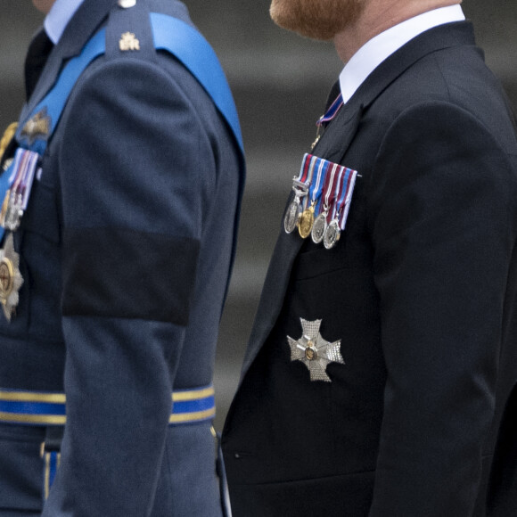 Le prince William, prince de Galles, Le prince Harry, duc de Sussex - Procession du cercueil de la reine Elizabeth II d'Angleterre de Wesminster Hall où il était exposé au public, jusqu'à l'Abbaye de Westminster. Le cercueil est installé sur l'affût du canon, puis tiré par 142 marins de la Royal Navy à l'aide de cordages, dans la plus pure tradition de la monarchie britannique. Cette tradition remonte aux funérailles d'Etat de la reine Victoria en février 1901. Londres, le 19 septembre 2022. 