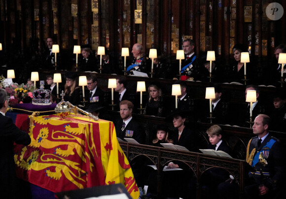 Lena Tindall, Zara Tindall, Mia Tindall, Le prince Harry, duc de Sussex et Meghan Markle, duchesse de Sussex, Princesse Charlotte, Catherine (Kate) Middleton, princesse de Galles, Prince George, Le prince William, prince de Galles - Cérémonie funèbre en La Chapelle Saint-Georges en présence des 15 Premiers ministres des royaumes qui ont exercé pendant les 70 ans de règne de la reine Elizabeth II d'Angleterre. Le cercueil sera descendu dans la crypte royale de la Chapelle Saint-Georges où elle reposera au côté de son époux le prince Philip, décédé le 9 avril 2021. Une cérémonie privée d'inhumation se tiendra au Mémorial du roi George VI. Windsor, le 19 septembre 2022. © Victoria Jones / Bestimage 