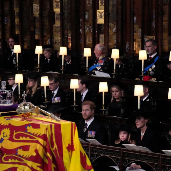 Lena Tindall, Zara Tindall, Mia Tindall, Le prince Harry, duc de Sussex et Meghan Markle, duchesse de Sussex, Princesse Charlotte, Catherine (Kate) Middleton, princesse de Galles, Prince George, Le prince William, prince de Galles - Cérémonie funèbre en La Chapelle Saint-Georges en présence des 15 Premiers ministres des royaumes qui ont exercé pendant les 70 ans de règne de la reine Elizabeth II d'Angleterre. Le cercueil sera descendu dans la crypte royale de la Chapelle Saint-Georges où elle reposera au côté de son époux le prince Philip, décédé le 9 avril 2021. Une cérémonie privée d'inhumation se tiendra au Mémorial du roi George VI. Windsor, le 19 septembre 2022. © Victoria Jones / Bestimage 