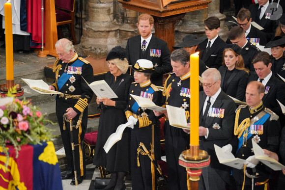 Le roi Charles III d'Angleterre, la reine consort Camilla Parker Bowles, la princesse Anne, Sir Timothy Laurence, le prince Andrew, duc d'York, le prince Edward, comte de Wessex, le prince Harry, duc de Sussex, Meghan Markle, duchesse de Sussex, la princesse Beatrice d'York et son mari Edoardo Mapelli Mozzi - Service funéraire à l'Abbaye de Westminster pour les funérailles d'Etat de la reine Elizabeth II d'Angleterre. Le 19 septembre 2022 © Dominic Lipinski / PA via Bestimage 