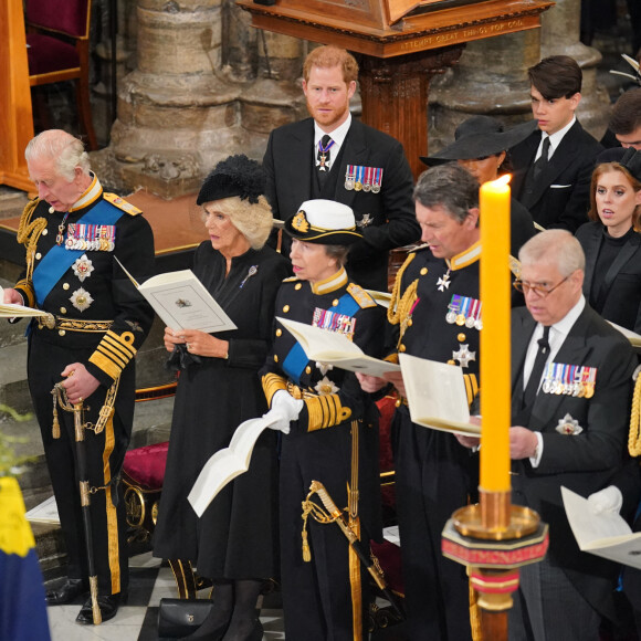 Le roi Charles III d'Angleterre, la reine consort Camilla Parker Bowles, la princesse Anne, Sir Timothy Laurence, le prince Andrew, duc d'York, le prince Edward, comte de Wessex, le prince Harry, duc de Sussex, Meghan Markle, duchesse de Sussex, la princesse Beatrice d'York et son mari Edoardo Mapelli Mozzi - Service funéraire à l'Abbaye de Westminster pour les funérailles d'Etat de la reine Elizabeth II d'Angleterre. Le 19 septembre 2022 © Dominic Lipinski / PA via Bestimage 