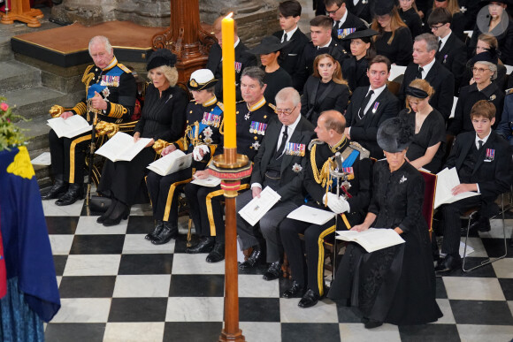 Le roi Charles III, Camilla, reine consort, la princesse Anne, le prince Harry, le prince Andrew, duc d'York, le prince Edward et la comtesse Sophie - Service funéraire à l'Abbaye de Westminster pour les funérailles d'Etat de la reine Elizabeth II d'Angleterre. Le sermon est délivré par l'archevêque de Canterbury Justin Welby (chef spirituel de l'Eglise anglicane) au côté du doyen de Westminster David Hoyle. Londres, le 19 septembre 2022. © Dominic Lipinski / PA via Bestimage 