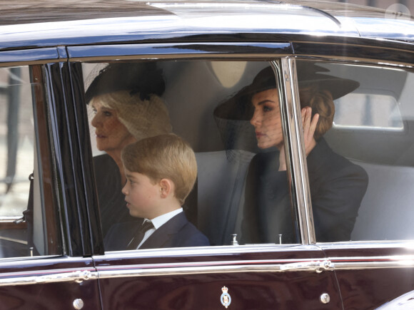 La reine consort Camilla Parker Bowles, le prince George, Kate Catherine Middleton, princesse de Galles - Sorties du service funéraire à l'Abbaye de Westminster pour les funérailles d'Etat de la reine Elizabeth II d'Angleterre. Le 19 septembre 2022