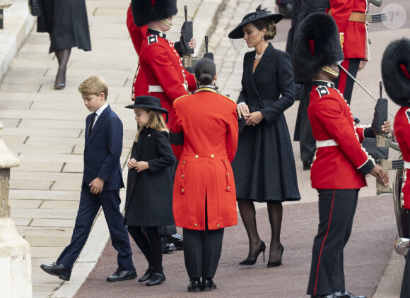 Le prince George de Galles, La princesse Charlotte de Galles, Catherine (Kate) Middleton, princesse de Galles - Procession pédestre des membres de la famille royale depuis la grande cour du château de Windsor (le Quadrangle) jusqu'à la Chapelle Saint-Georges, où se tiendra la cérémonie funèbre des funérailles d'Etat de reine Elizabeth II d'Angleterre. Windsor, le 19 septembre 2022