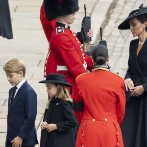 Le prince George, la princesse Charlotte, Kate Middleton - Procession pédestre des membres de la famille royale depuis la grande cour du château de Windsor jusqu'à la Chapelle Saint-Georges, où se tiendra la cérémonie funèbre des funérailles d'Etat de reine Elizabeth II d'Angleterre. Windsor, le 19 septembre 2022.